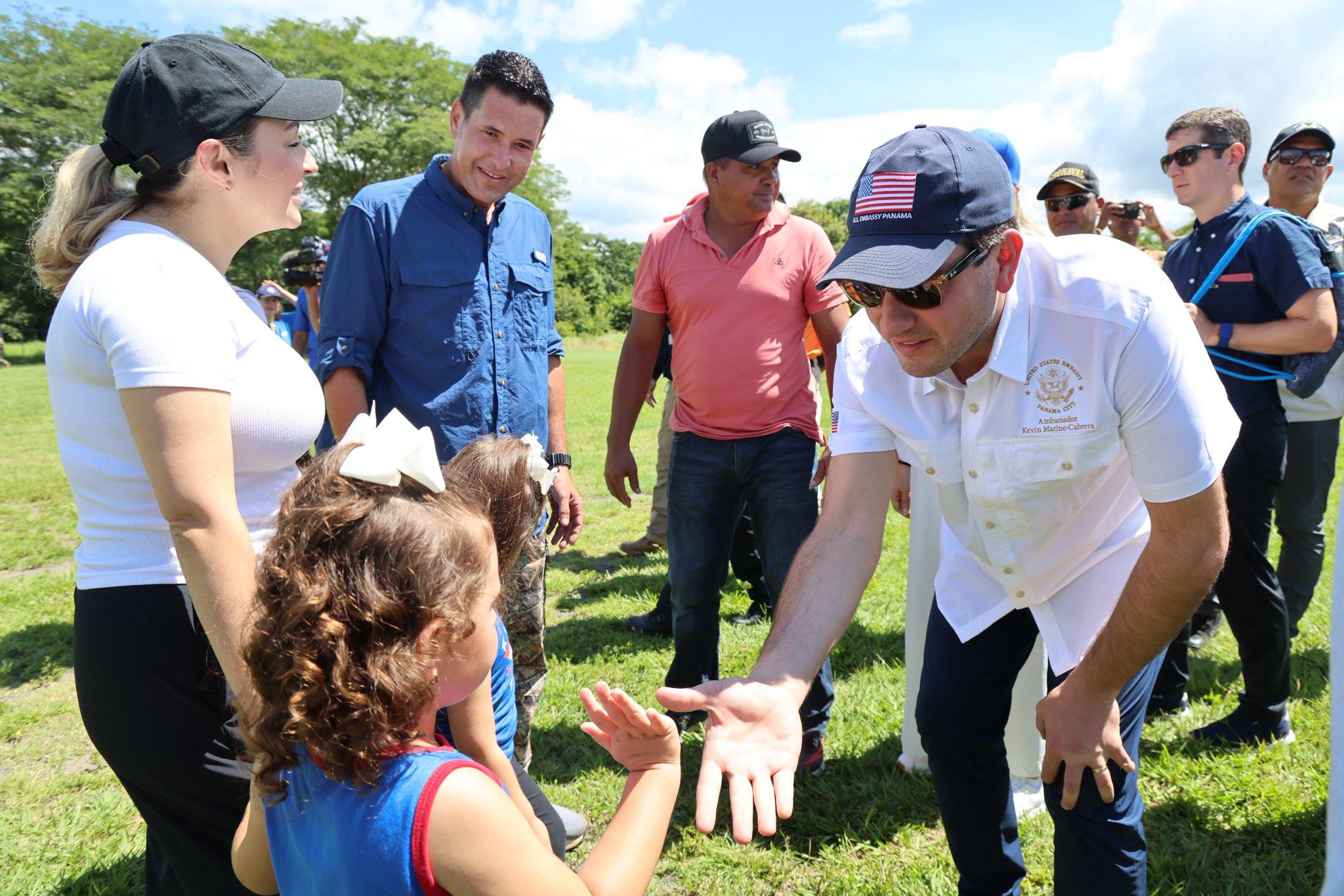 Humanitarian workers helping earthquake-affected families in Panama